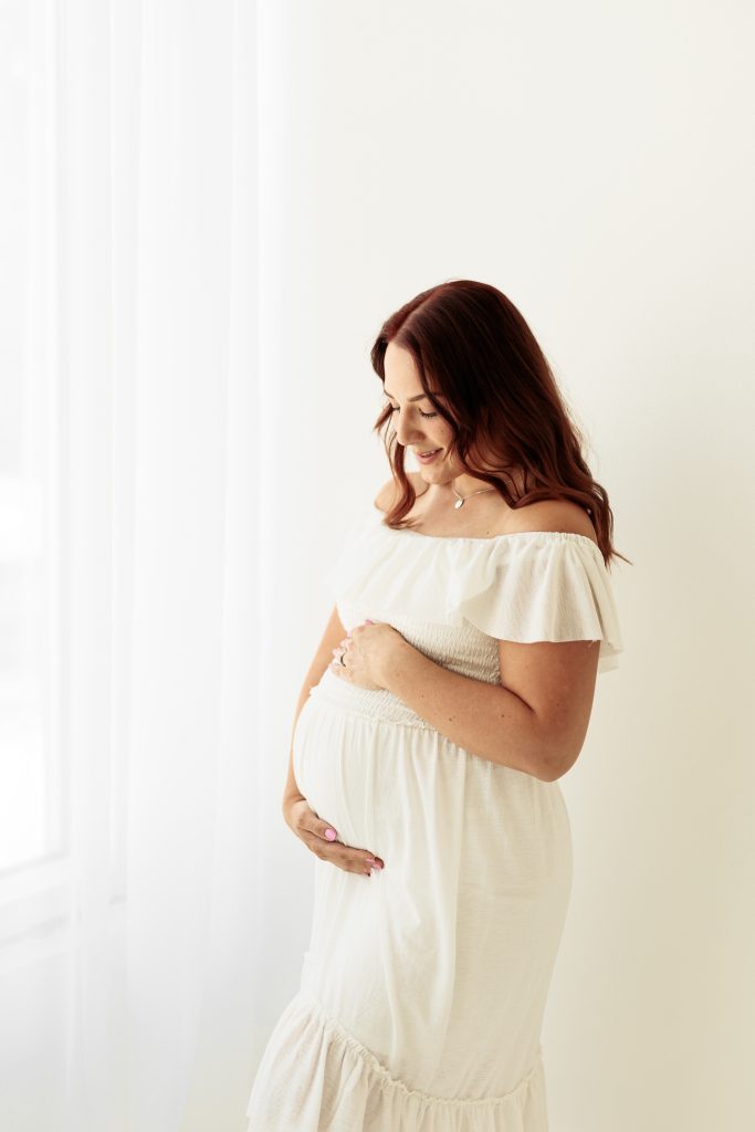 Ammattimainen odotuskuvaus Jyväskylässä – raskaana oleva nainen poseeraa kauniisti.