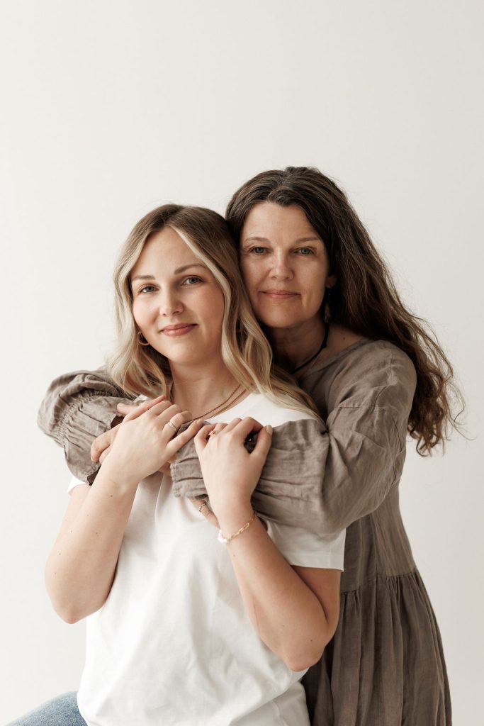 Aikuinen tytär äitinsä kanssa perhekuvauksessa Jyväskylässä.