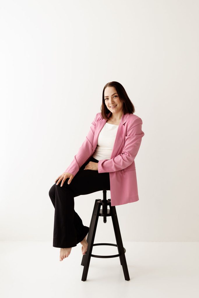 Henkilöbrändikuvaus Jyväskylässä studiossa nuoresta hymyilevästä naisesta.