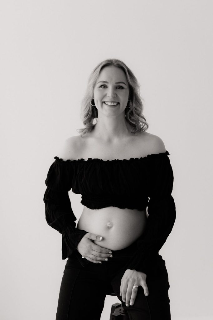 Odottava äiti silittää vatsaansa odotuskuvauksessa Jyväskylässä.