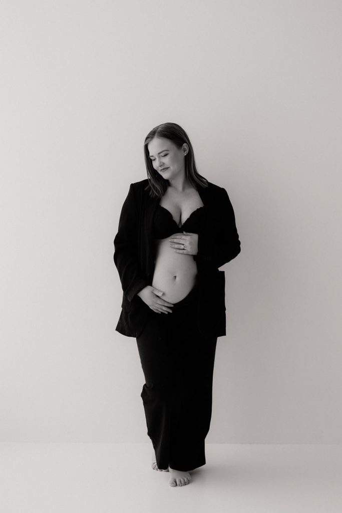 Tyylikäs mustavalkoinen odotuskuvaus Jyväskylän studiossa.