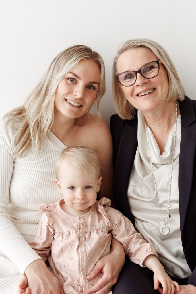 Naisia kolmessa sukupolvessa perhekuvauksessa Jyväskylässä.