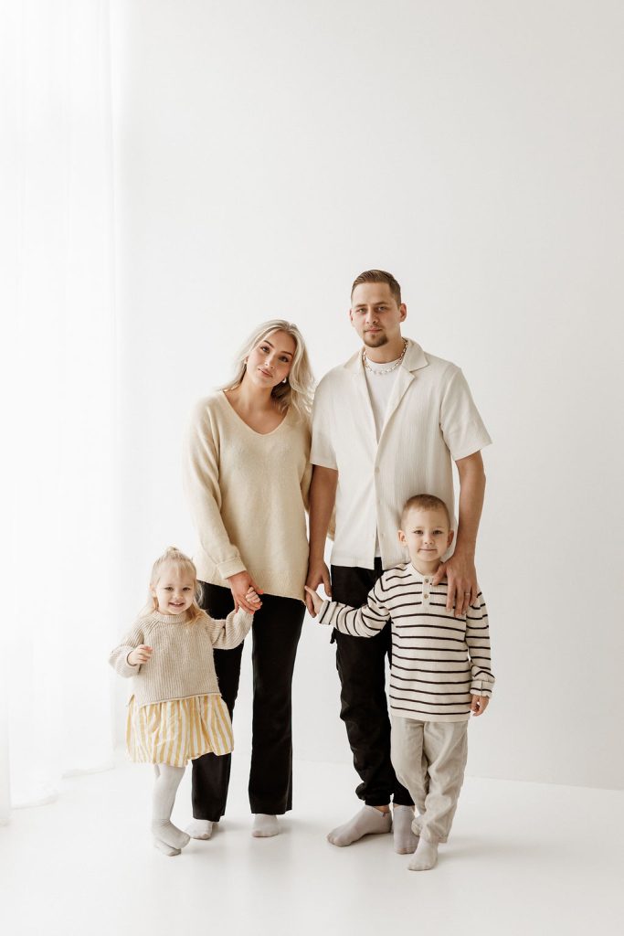 Perhekuvaus Jyväskylän studiossa – klassinen ja ajaton tyyli.