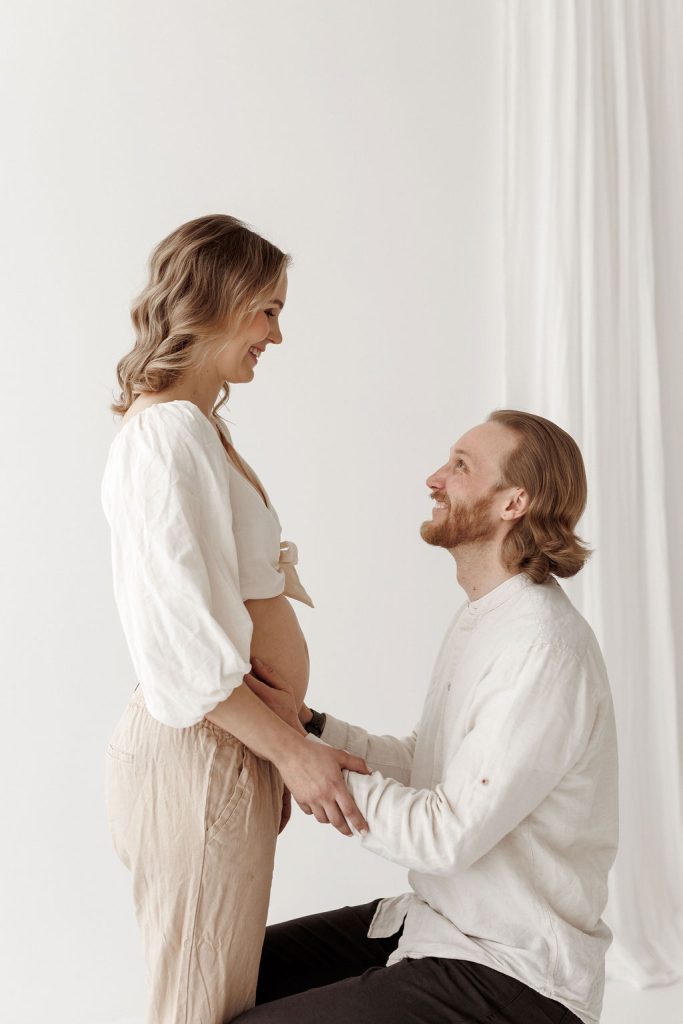 Odotuskuvaus Jyväskylä – perhe odottamassa uutta jäsentä.