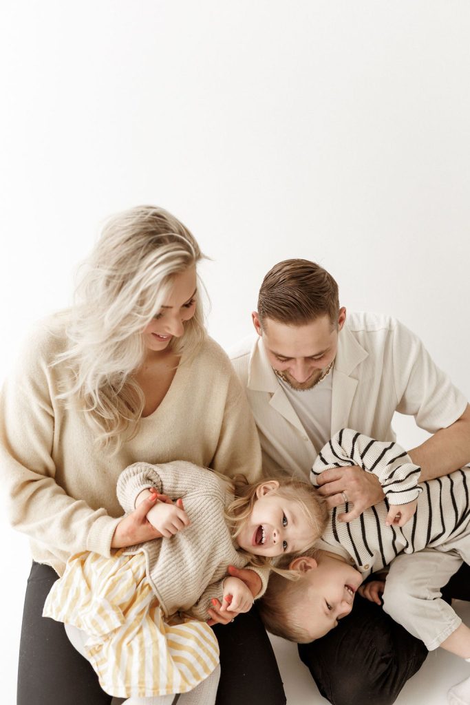 Rento perhekuvaus Jyväskylän studiolla.