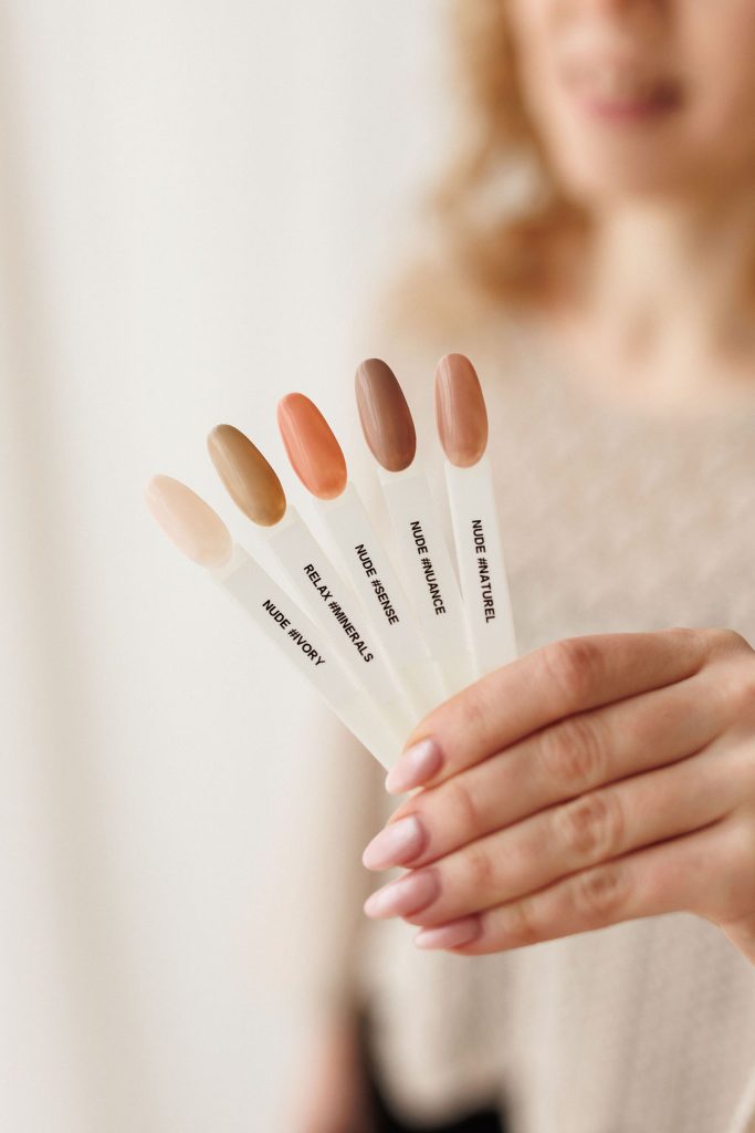 Ammattimainen brändikuva Jyväskylässä studiolla kauneudenhoitoalan yrittäjästä.